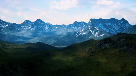 Sonnige-Landschaft-Mit-Blick-Auf-Schneebedeckte-Berge-Und-Wiesen